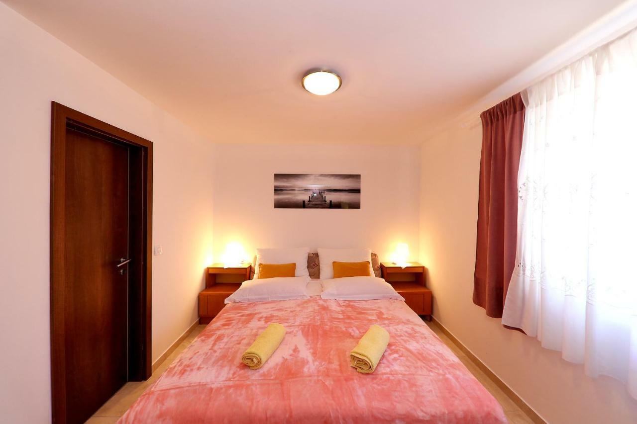 Apartments Anka รทินา ภายนอก รูปภาพ